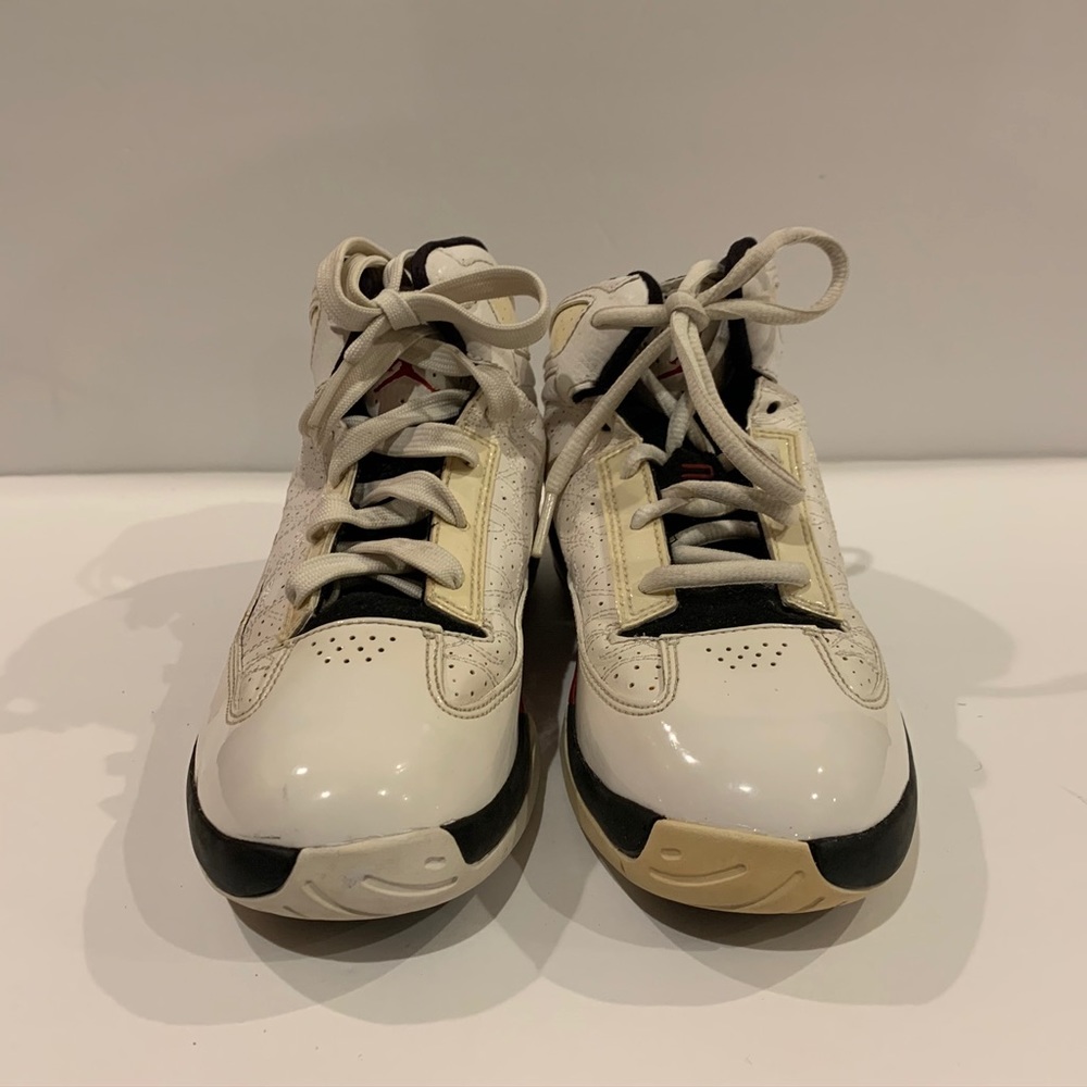 Kids Jordan retro 393854-103 Size 2y  white black